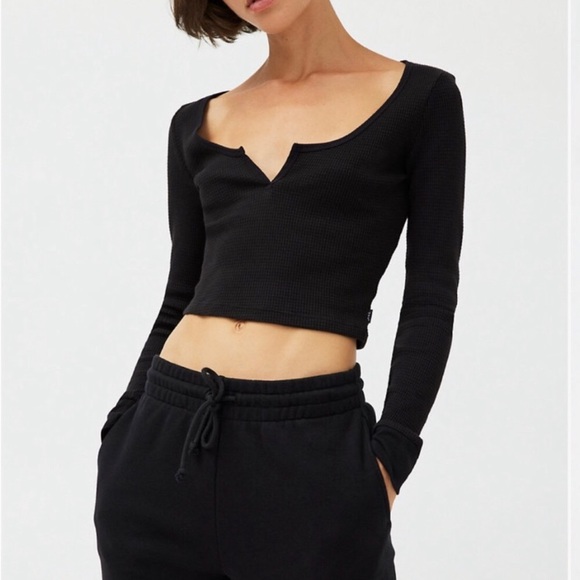 Aritzia TNA Cropped thermal longsleeve in Black and White - Picture 2 of 5